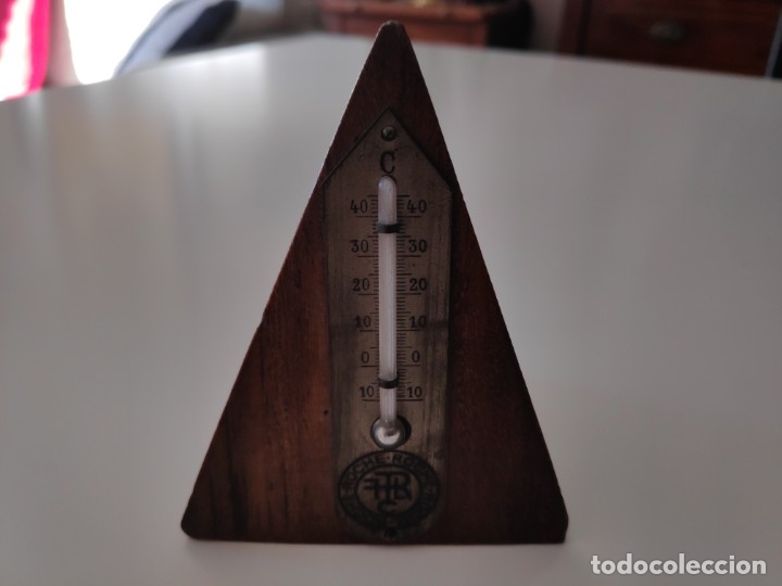 Antig&uuml;edades: Antiguo term&oacute;metro piramidal de madera Roche - Foto 1