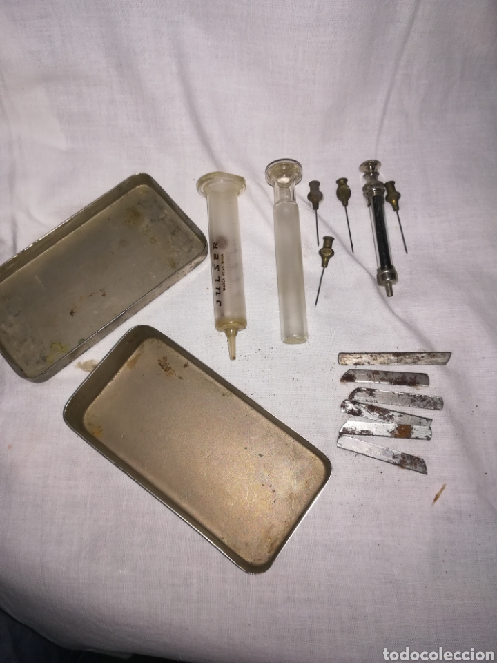 Antig&uuml;edades: Jeringas, agujas y corta ampollas - Foto 1