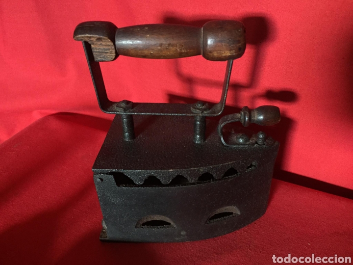 Antig&uuml;edades: Plancha de carb&oacute;n con asa de madera. - Foto 1
