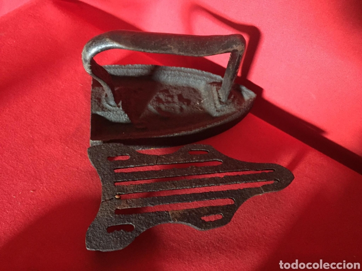 Antig&uuml;edades: Plancha muy antigua con ancla. Sobre base. - Foto 2