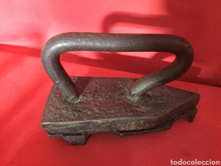 Antig&uuml;edades: Plancha de hierro muy antigua con base. - Foto 1