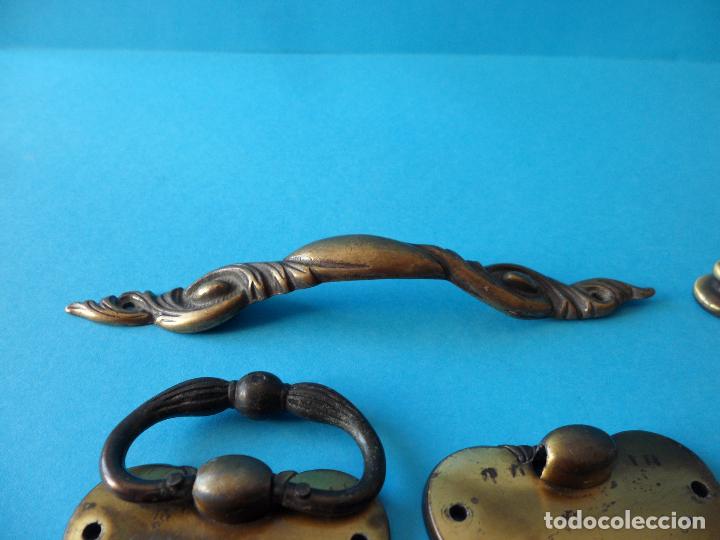 Antig&uuml;edades: Variado lote de despiece de tiradores de Bronce - Foto 9