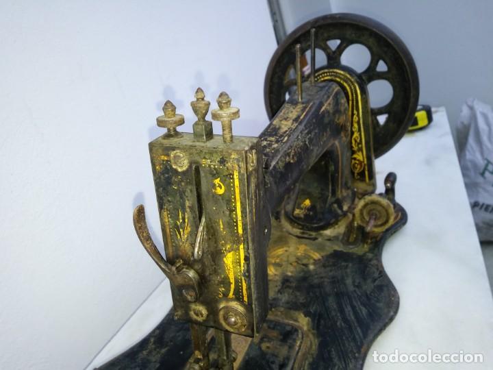 Antig&uuml;edades: Antigua maquina de coser SINGER - Foto 2