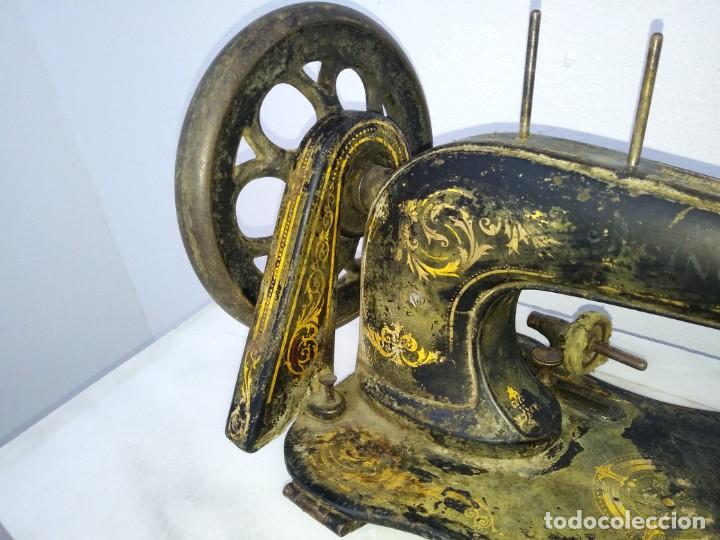 Antig&uuml;edades: Antigua maquina de coser SINGER - Foto 4