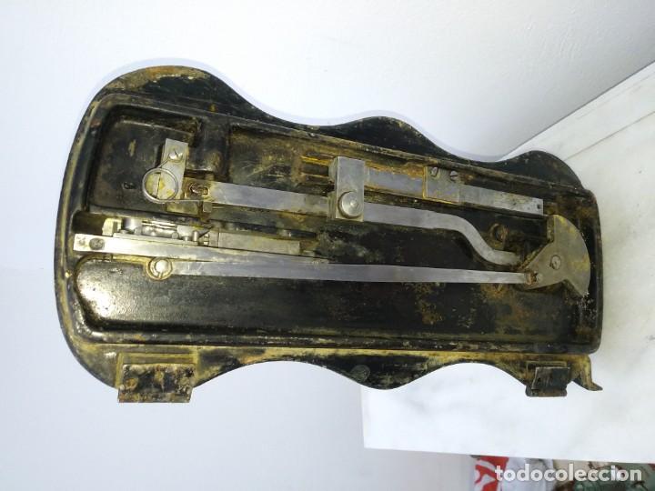 Antig&uuml;edades: Antigua maquina de coser SINGER - Foto 5