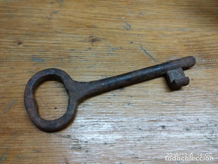Antig&uuml;edades: GRAN LLAVE DE FORJA ANTIGUA. - Foto 1