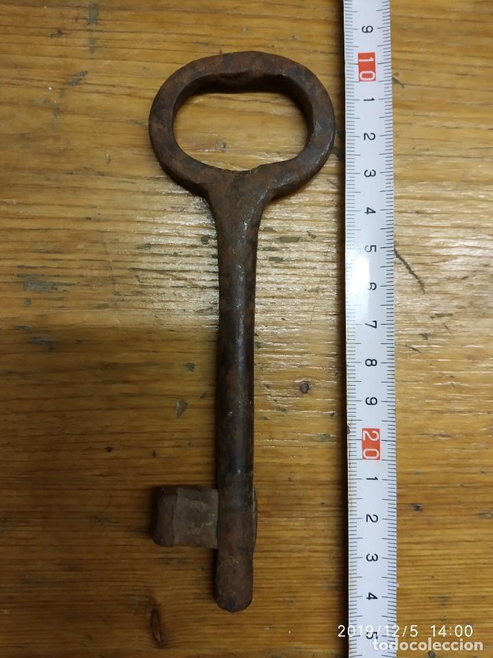Antig&uuml;edades: GRAN LLAVE DE FORJA ANTIGUA. - Foto 2