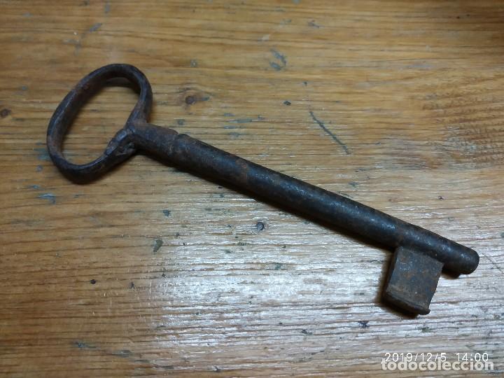 Antig&uuml;edades: GRAN LLAVE ANTIGUA DE FORJA. - Foto 1