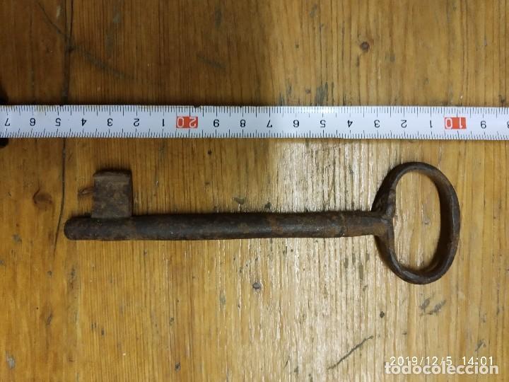 Antig&uuml;edades: GRAN LLAVE ANTIGUA DE FORJA. - Foto 2