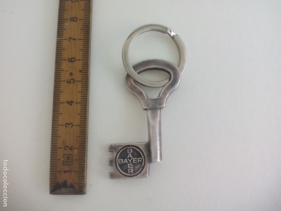 Antig&uuml;edades: ANTIGUA LLAVE DE MEDICAMENTOS BAYER. - Foto 1