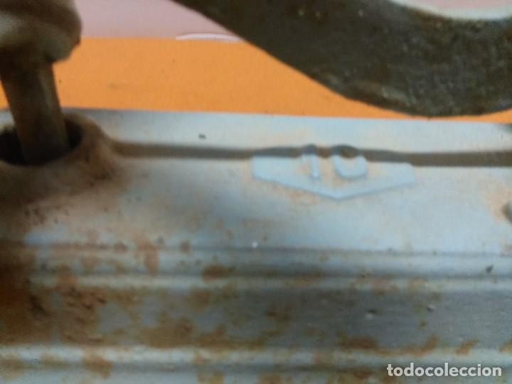 Antig&uuml;edades: B&aacute;scula de 2 platos, de 10 kg sin restaurar - Foto 3