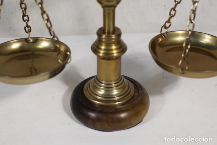 Antig&uuml;edades: balanza en metal dorado - Foto 2