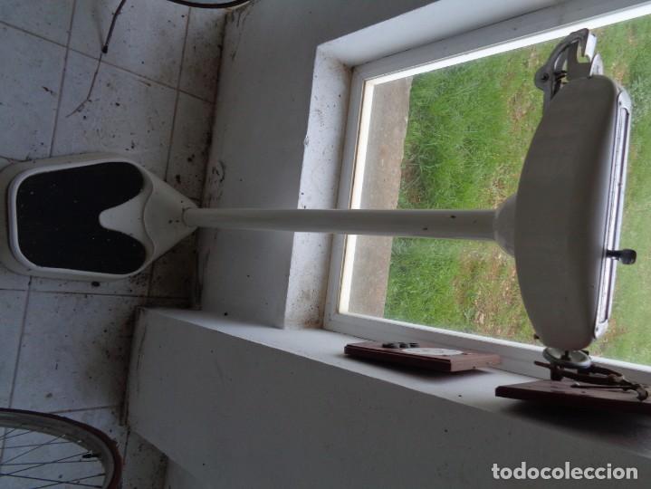 Antig&uuml;edades: 2 BASCULAS MEDICAS ANTIGUAS - Foto 3