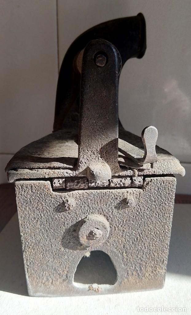 Antig&uuml;edades: Plancha carb&oacute;n antigua - Foto 3