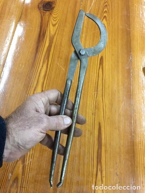 Antig&uuml;edades: Tenaza especial francesa - Foto 1