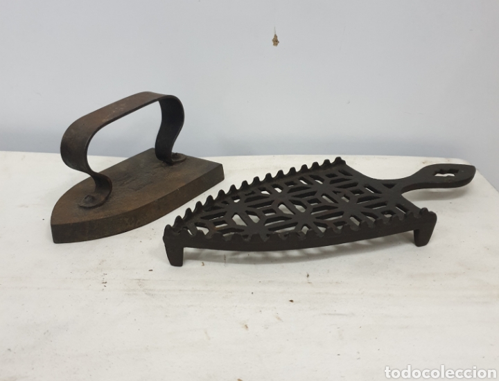 Antig&uuml;edades: Plancha de hierro y soporte - Foto 2