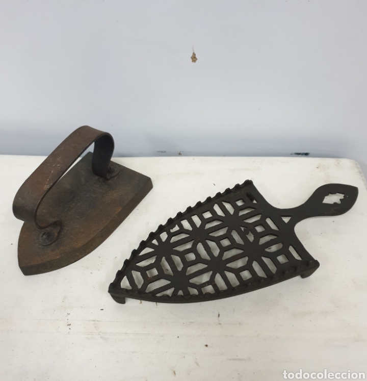 Antig&uuml;edades: Plancha de hierro y soporte - Foto 3