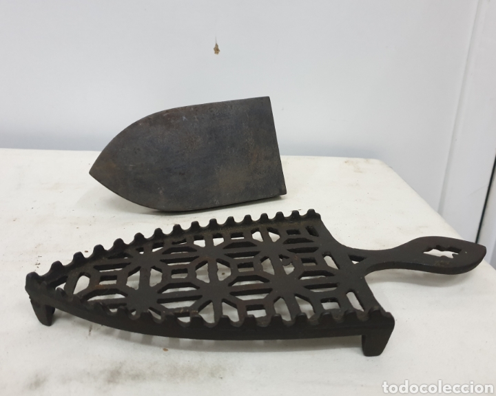 Antig&uuml;edades: Plancha de hierro y soporte - Foto 6