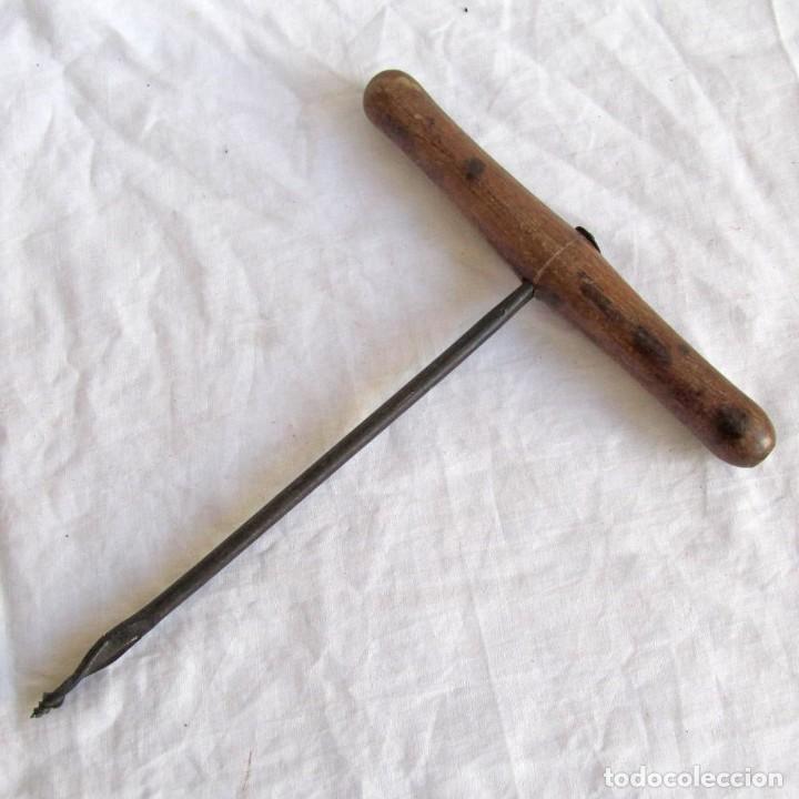 Antig&uuml;edades: Barrena para madera, hierro con mango de madera - Foto 1