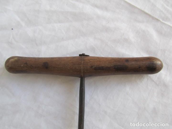 Antig&uuml;edades: Barrena para madera, hierro con mango de madera - Foto 2