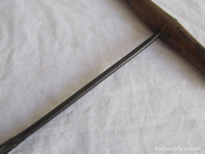 Antig&uuml;edades: Barrena para madera, hierro con mango de madera - Foto 3