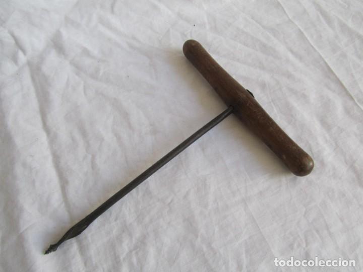 Antig&uuml;edades: Barrena para madera, hierro con mango de madera - Foto 5