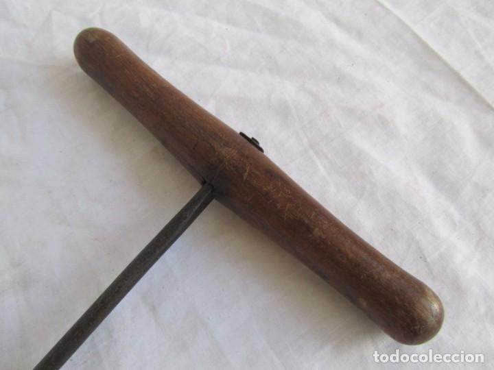 Antig&uuml;edades: Barrena para madera, hierro con mango de madera - Foto 6