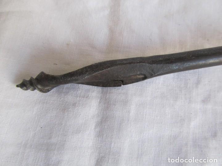 Antig&uuml;edades: Barrena para madera, hierro con mango de madera - Foto 8