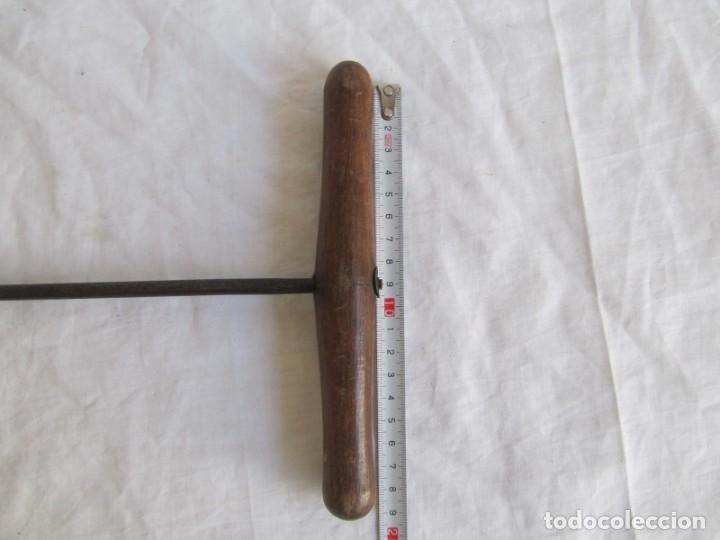 Antig&uuml;edades: Barrena para madera, hierro con mango de madera - Foto 10