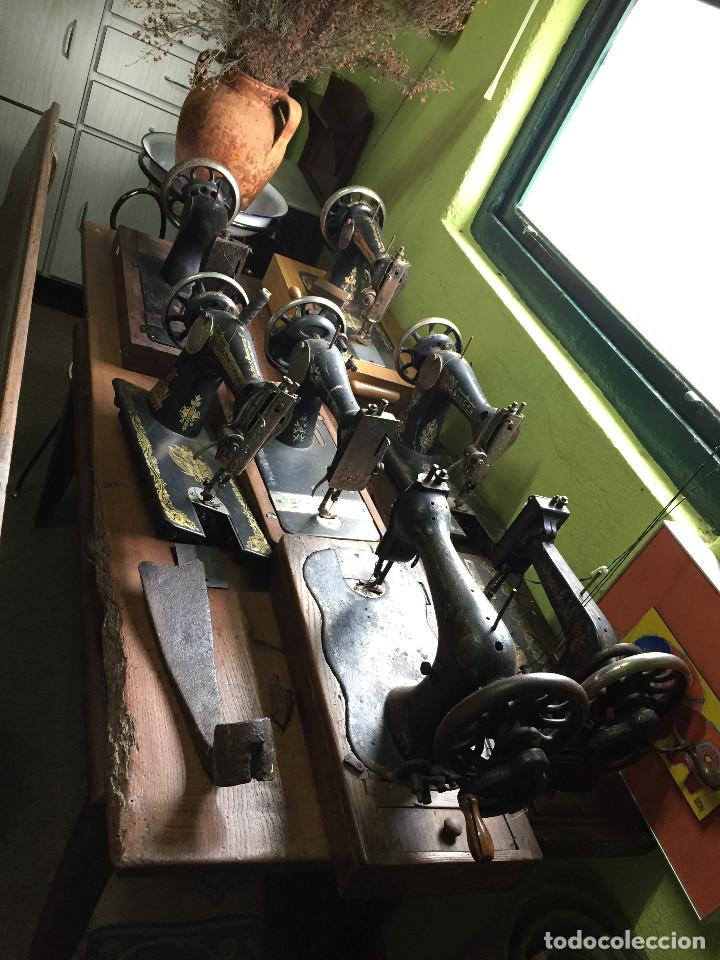 Antig&uuml;edades: Varias m&aacute;quinas de coser - Foto 1