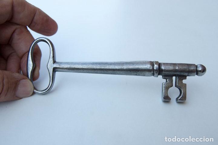 Antig&uuml;edades: M24.- ANTIGUA GRAN LLAVE DE FORJA - Foto 1