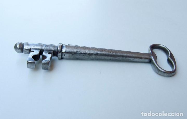 Antig&uuml;edades: M24.- ANTIGUA GRAN LLAVE DE FORJA - Foto 2