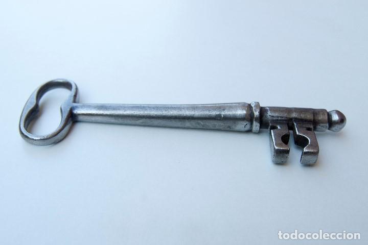 Antig&uuml;edades: M24.- ANTIGUA GRAN LLAVE DE FORJA - Foto 3