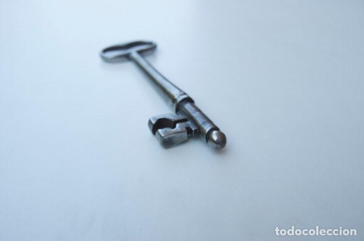 Antig&uuml;edades: M24.- ANTIGUA GRAN LLAVE DE FORJA - Foto 4