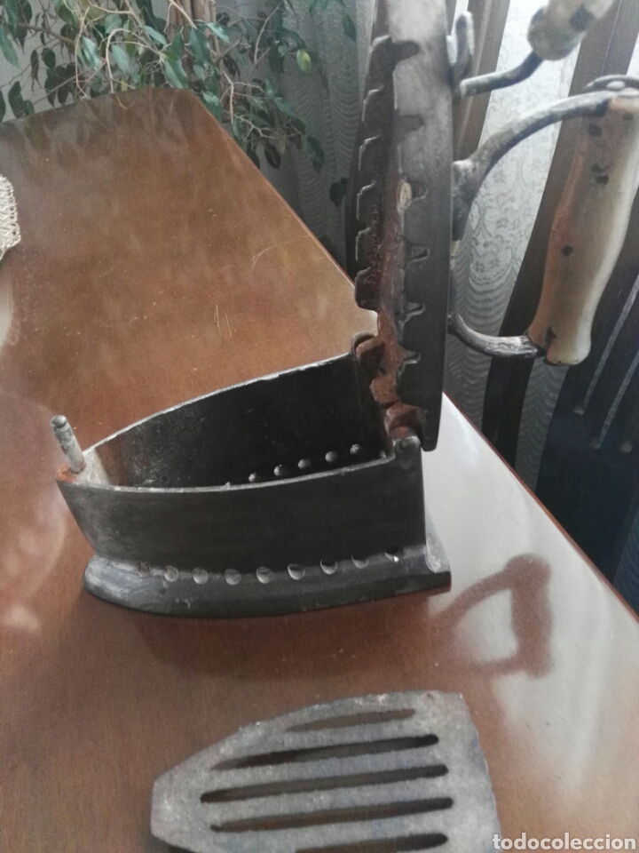 Antig&uuml;edades: Plancha de carb&oacute;n - Foto 3