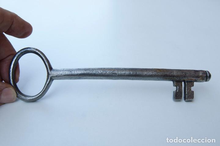 Antig&uuml;edades: M21.- ANTIGUA LLAVE DE FORJA - Foto 1