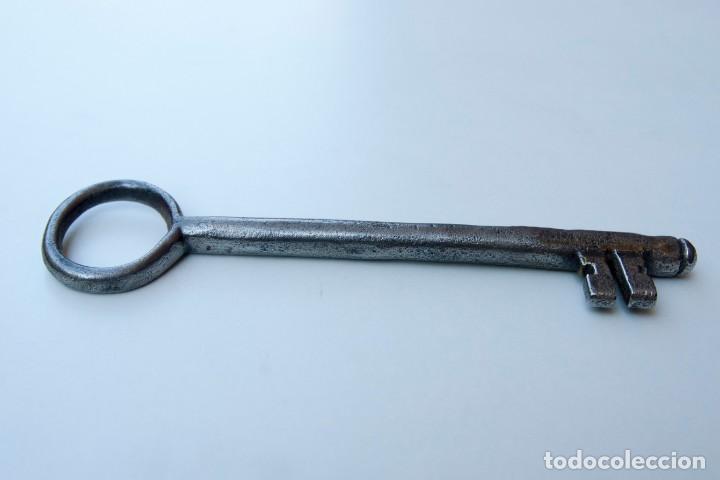 Antig&uuml;edades: M21.- ANTIGUA LLAVE DE FORJA - Foto 2