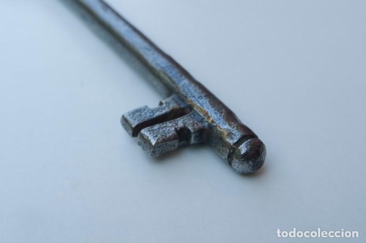 Antig&uuml;edades: M21.- ANTIGUA LLAVE DE FORJA - Foto 3