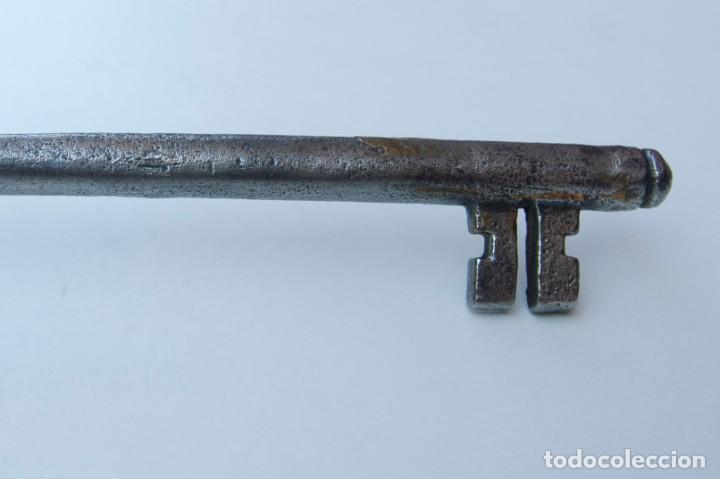 Antig&uuml;edades: M21.- ANTIGUA LLAVE DE FORJA - Foto 5