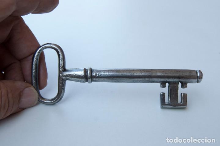 Antig&uuml;edades: M09.- ANTIGUA LLAVE DE FORJA - Foto 1
