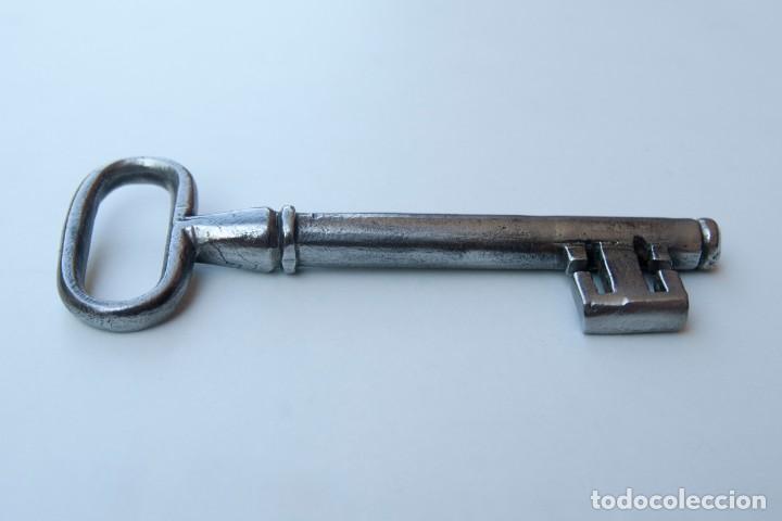 Antig&uuml;edades: M09.- ANTIGUA LLAVE DE FORJA - Foto 2
