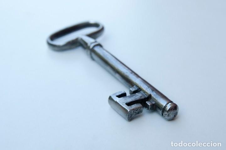 Antig&uuml;edades: M09.- ANTIGUA LLAVE DE FORJA - Foto 3
