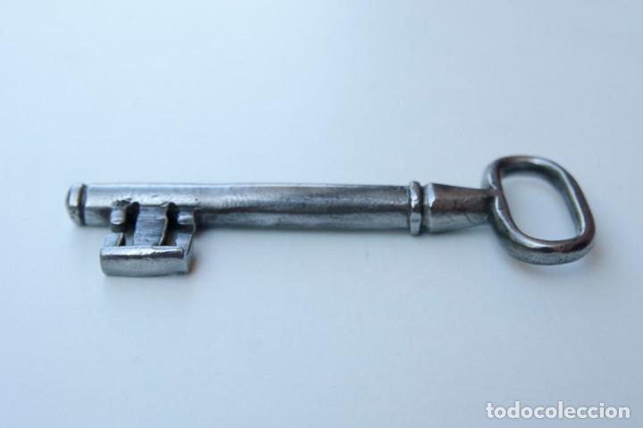 Antig&uuml;edades: M09.- ANTIGUA LLAVE DE FORJA - Foto 4