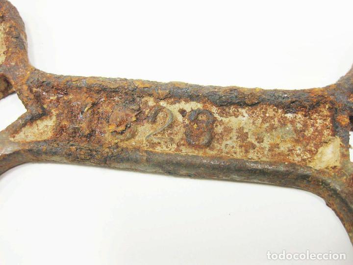 Antig&uuml;edades: Llave marca MH. - Foto 2