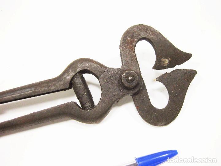 Antig&uuml;edades: Herramienta para cortar az&uacute;car o similar. - Foto 4