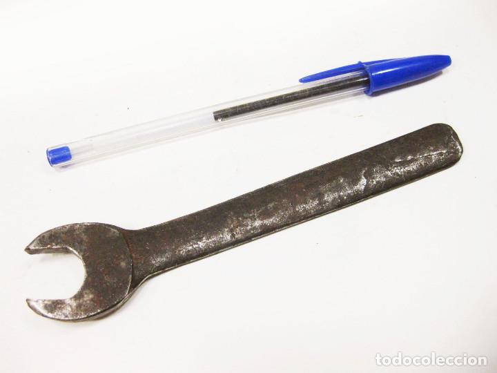 Antig&uuml;edades: Llave de maquinaria o Motor. Marca M. S. A. - Foto 2