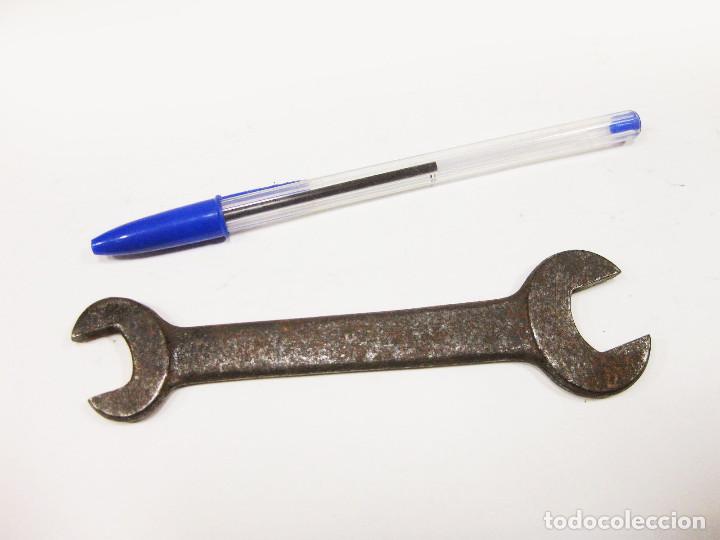 Antig&uuml;edades: Llave antigua de autom&oacute;vil Ford. - Foto 1