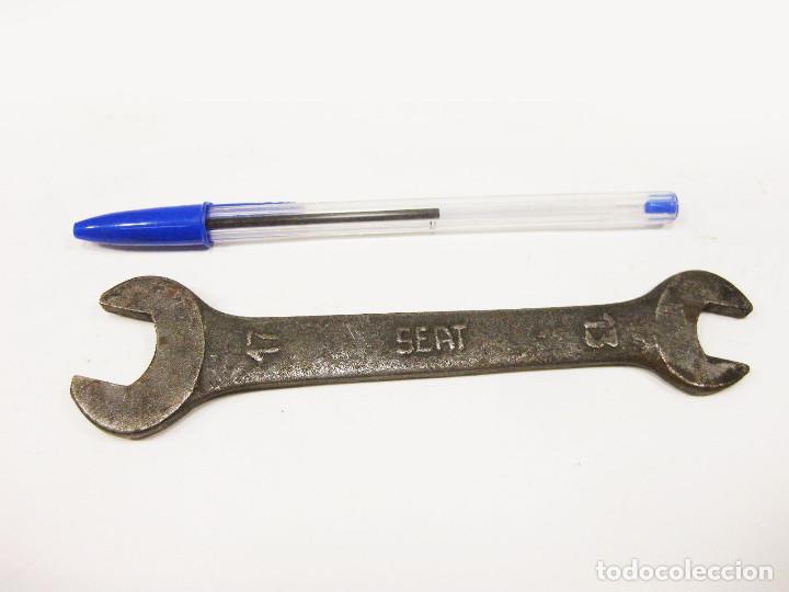 Antig&uuml;edades: Llave 13-17 de autom&oacute;vil SEAT. - Foto 1