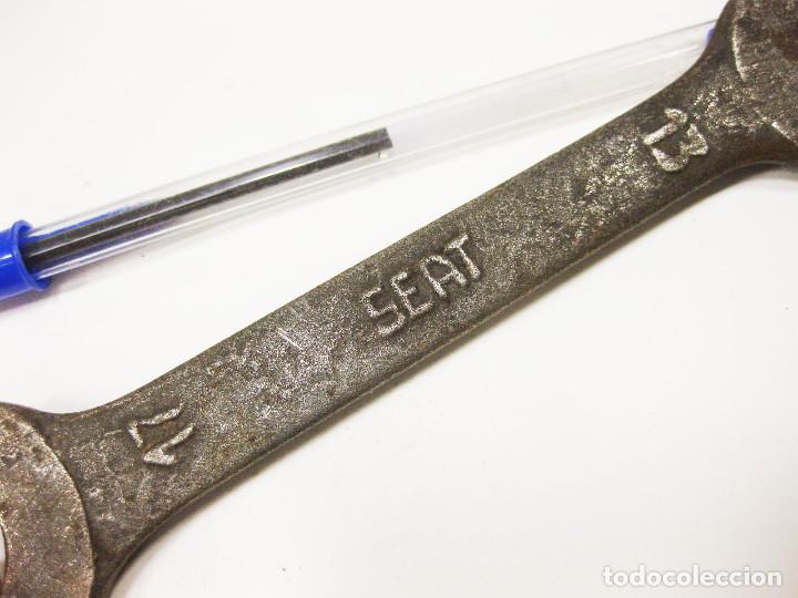 Antig&uuml;edades: Llave 13-17 de autom&oacute;vil SEAT. - Foto 2