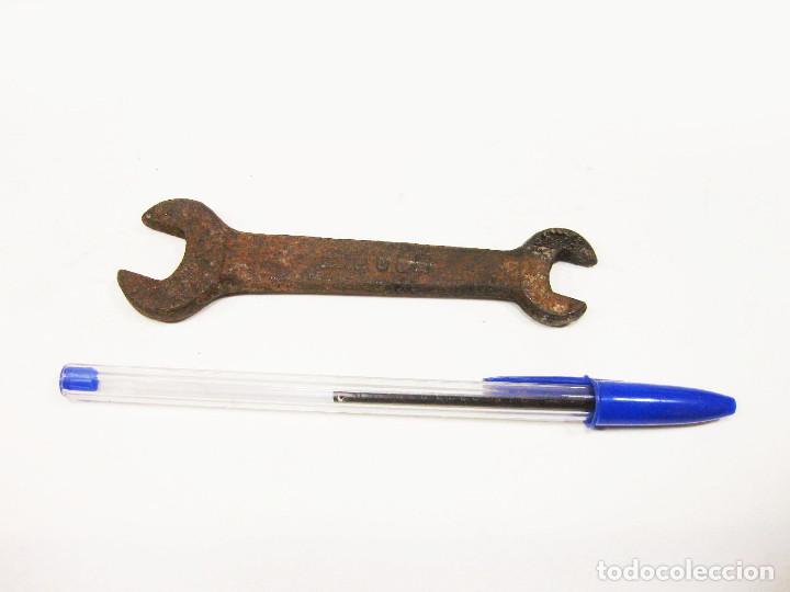 Antig&uuml;edades: Peque&ntilde;a llave de autom&oacute;vil Ford. - Foto 1